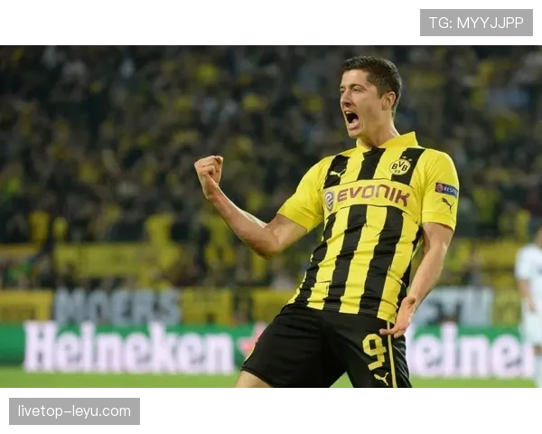 莱万多夫斯基家庭生活首度揭秘:绿茵巨星背后的温情与坚守 莱万多夫斯基家庭生活首度揭秘:绿茵巨星背后的温情与坚守