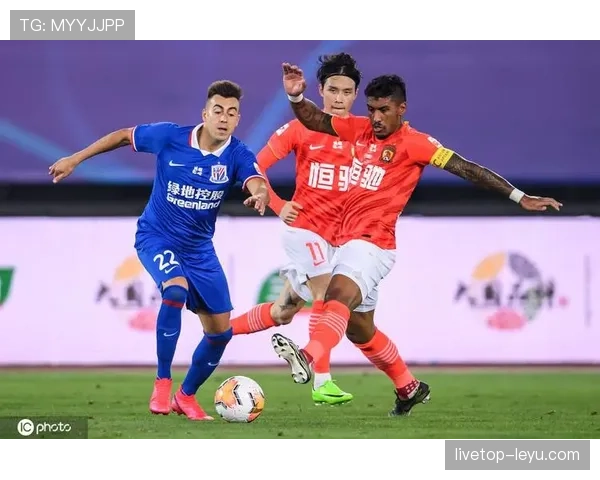 韦世豪精进盘带技艺，助球队重振雄风