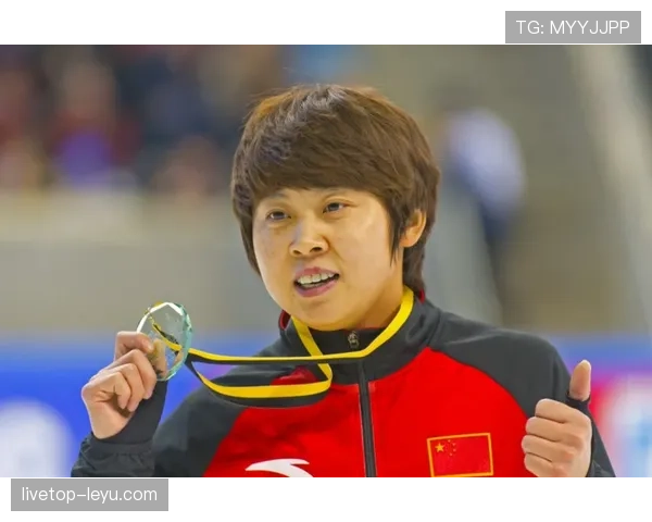 王濛这切换也太快了，赛场上狠如女王，家里却像有钱邻居的下午茶